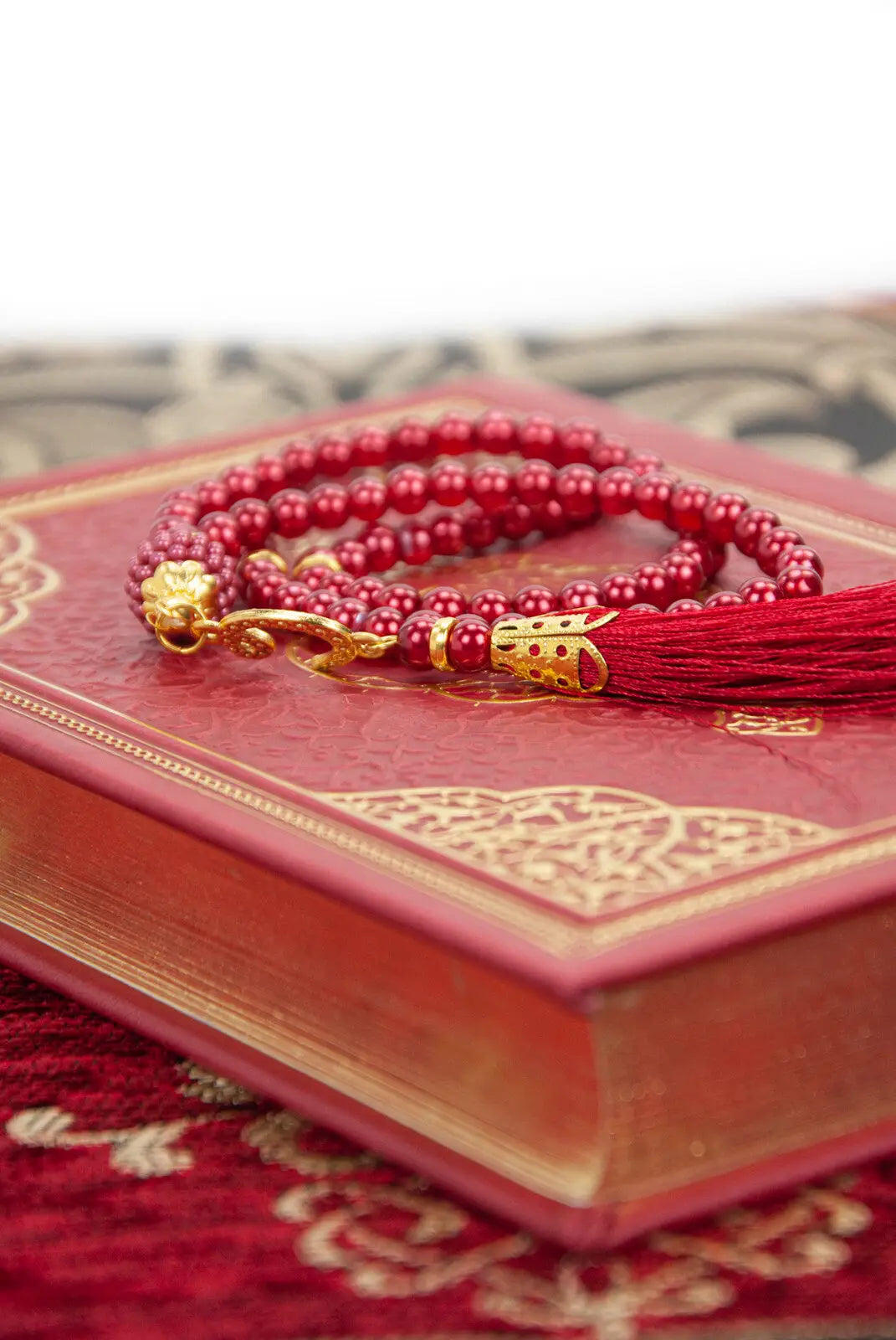 Luxe rode cadeauset met een engels/arabische koran en parfum - Islamboekhandel.nl
