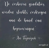 Magneetbordje met tekst zwart toont een donkergrijze achtergrond met witte sierlijke cursieve arabische wijsheid van ibn taymiyah