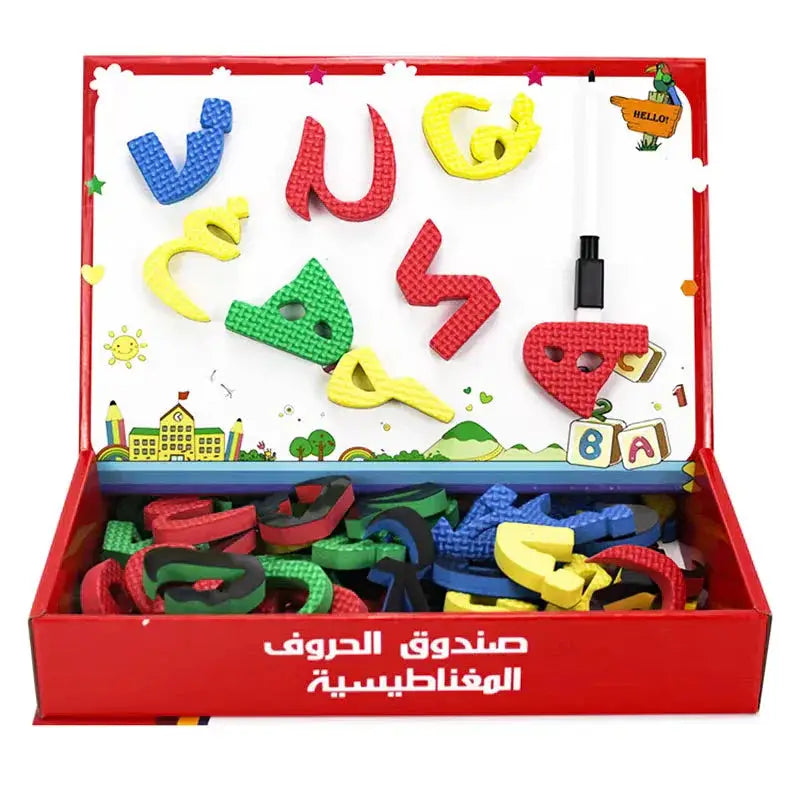 Kleurige magnetische letters en cijfers in rood blauw geel groen en zwart op witte achtergrond in rode doos voor magnetisch arabisch alfabet en schrijfspel