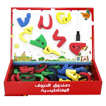 Kleurige magnetische letters en cijfers in rood blauw geel groen en zwart op witte achtergrond in rode doos voor magnetisch arabisch alfabet en schrijfspel