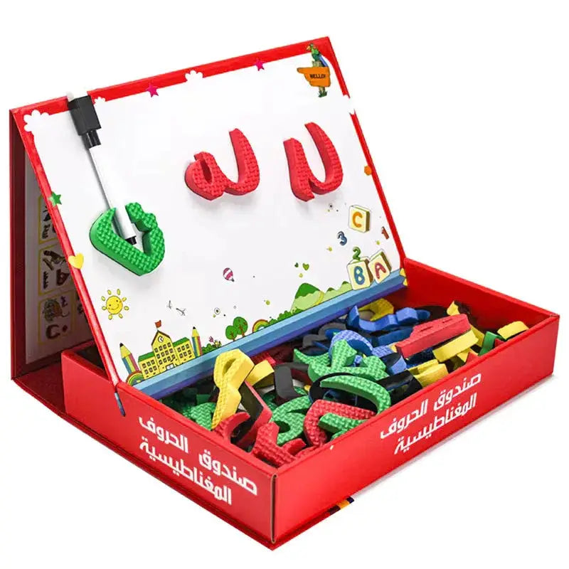 Rood magnetisch arabisch alfabet en schrijfspel met letters en cijfers in kleurrijke kindvriendelijke doos en whiteboard oppervlak