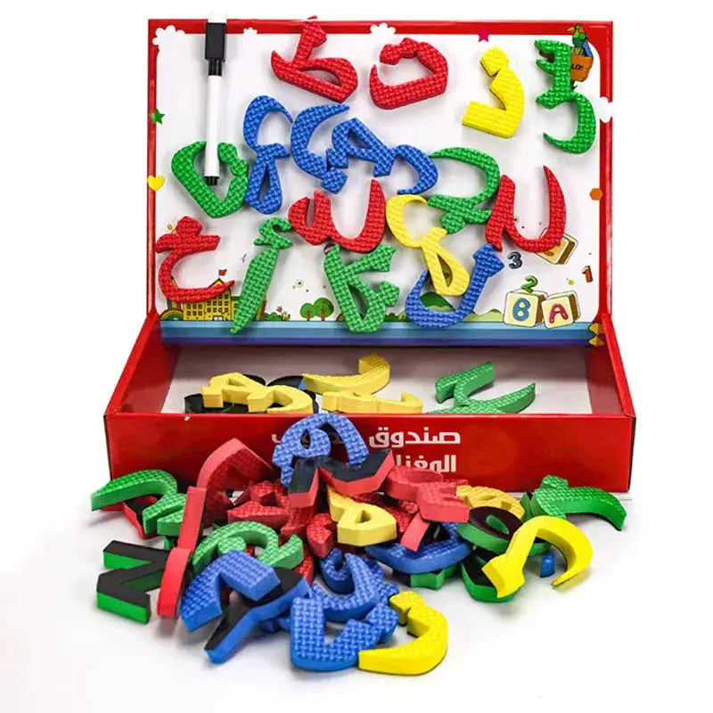 Een levendig rood magnetisch bord met kleurrijke, getextureerde arabische alfabet- en cijfermagneten