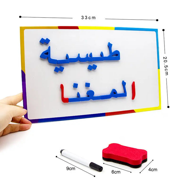 Een kleurrijke magnetische arabische letters whiteboard met blauwe en rode lettertegels en marker en wisser