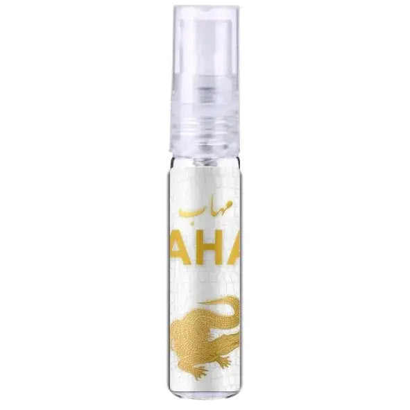 Een transparante sprayfles mahab nusuk met een gouden krokodillenontwerp en het woord ahaa in goud op wit textured body