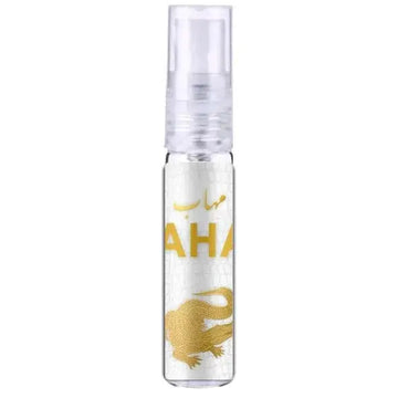 Een transparante sprayfles mahab nusuk met een gouden krokodillenontwerp en het woord ahaa in goud op wit textured body