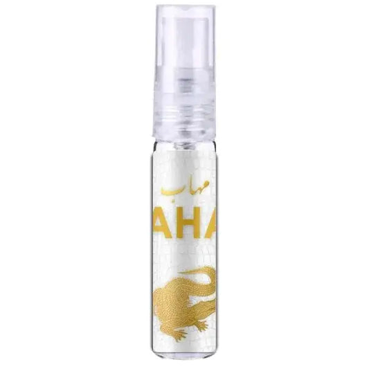 Een transparante sprayfles mahab nusuk met een gouden krokodillenontwerp en het woord ahaa in goud op wit textured body