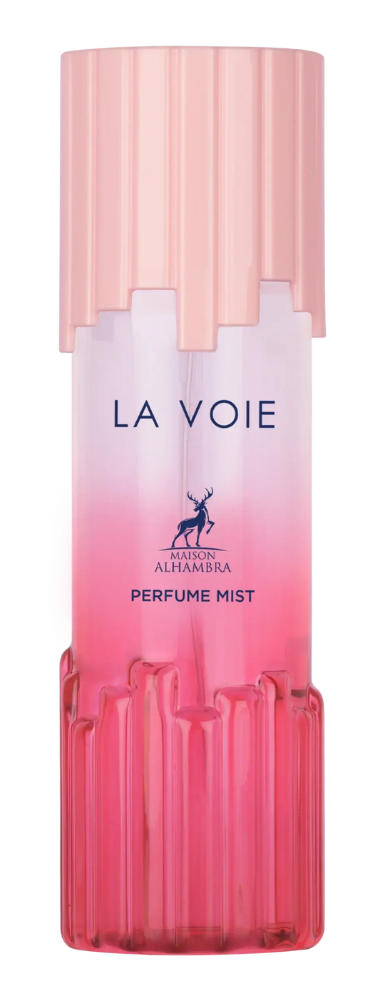 Een elegante roze gradient body mist fles met geribbeld glas en dop van maison alhamra genaamd la voie body mist