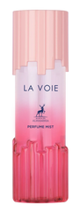 Een elegante roze gradient body mist fles met geribbeld glas en dop van maison alhamra genaamd la voie body mist