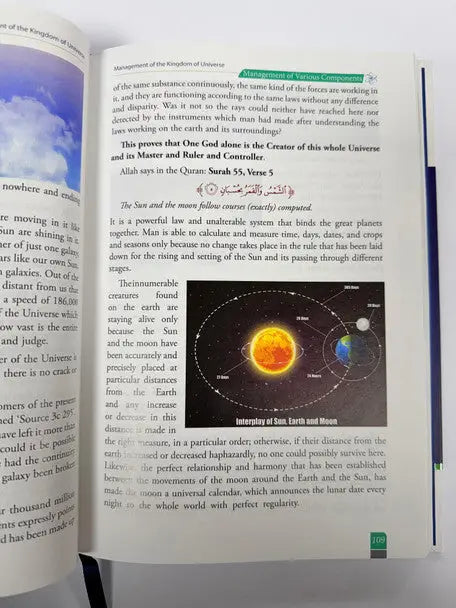 Boek management of the kingdom of universe - Quranic perspective met diagram van zonnestelsel inclusief zon en maan