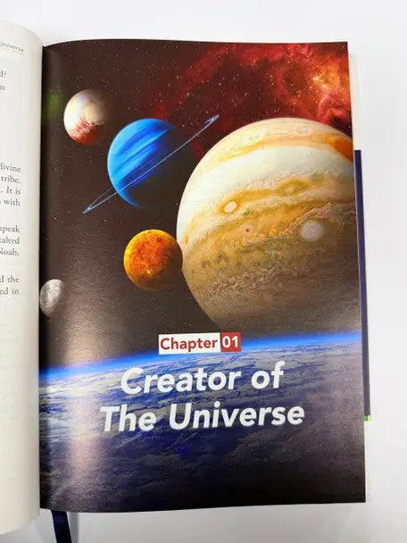 Het open boek management of the kingdom of universe toont een levendige illustratie van planeten zoals jupiter en saturnus tegen een kosmische achtergrond