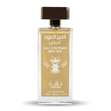 Een rechthoekige glazen fles amour al oud original white bud eau de parfum met gouden label en donkerbruine dop
