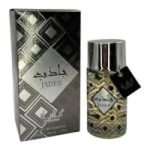 De manasik jadeb silver parfumfles is een transparante glazen fles met een ingewikkeld goud-zwart geometrisch patroon