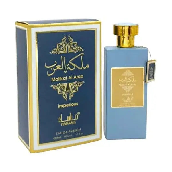 Lichte blauwe rechthoekige Manasik Malikat al Arab Imperious parfumfles met gouden dop naast navy blauwe doos met Arabisch schrift