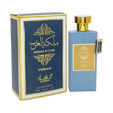 Lichte blauwe rechthoekige Manasik Malikat al Arab Imperious parfumfles met gouden dop naast navy blauwe doos met Arabisch schrift