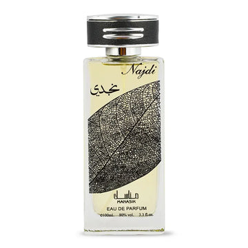 Een rechthoekige glazen fles najdi eau de parfum van manasik met zwart zilveren dop en bladpatroon