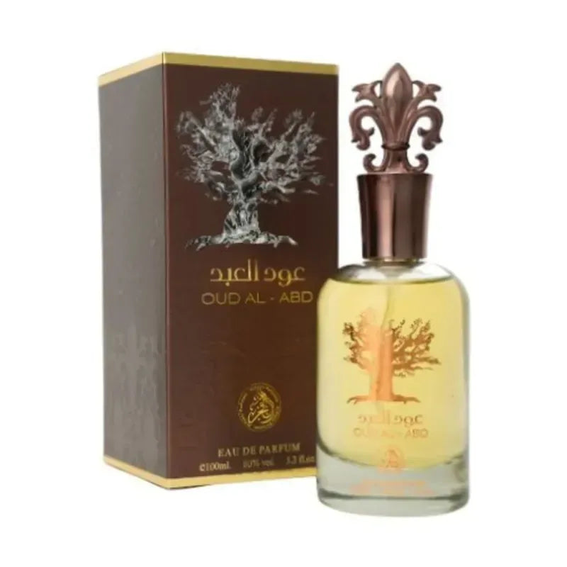 Een heldere glazen fles manasik oud al araqa eau de parfum met goudkleurige vloeistof en een bronzen dop