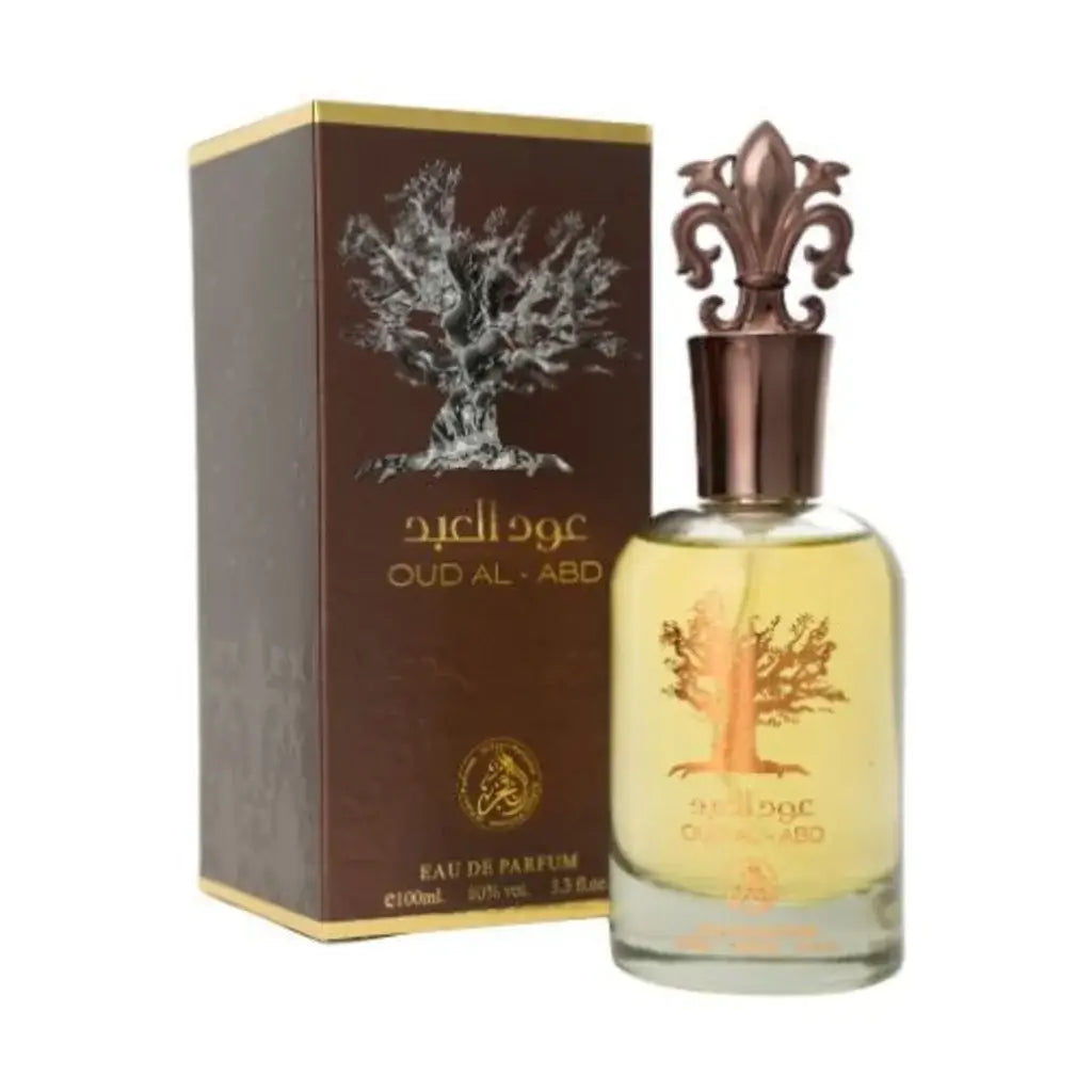 Een heldere glazen fles manasik oud al araqa eau de parfum met goudkleurige vloeistof en een bronzen dop