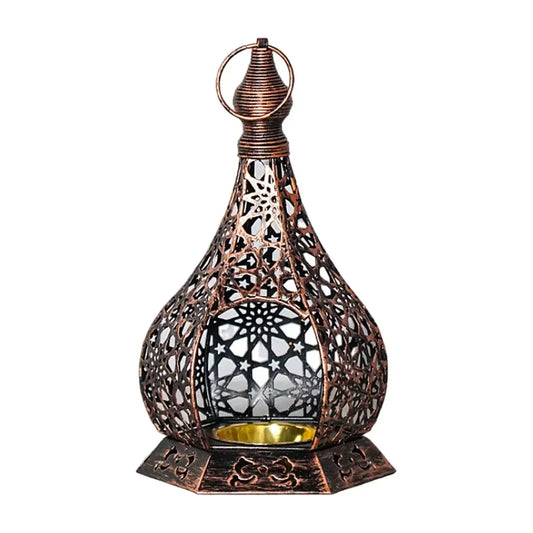 Bronzen metalen marokkaanse lantaarn met ingewikkelde geometrische uitsparingen en goudkleurig interieur voor tafeldecoratie