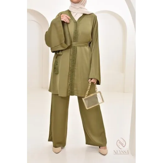 Olijfgroene satijnen bescheiden pantsuit van Marrakech twinset voor stijlvolle looks