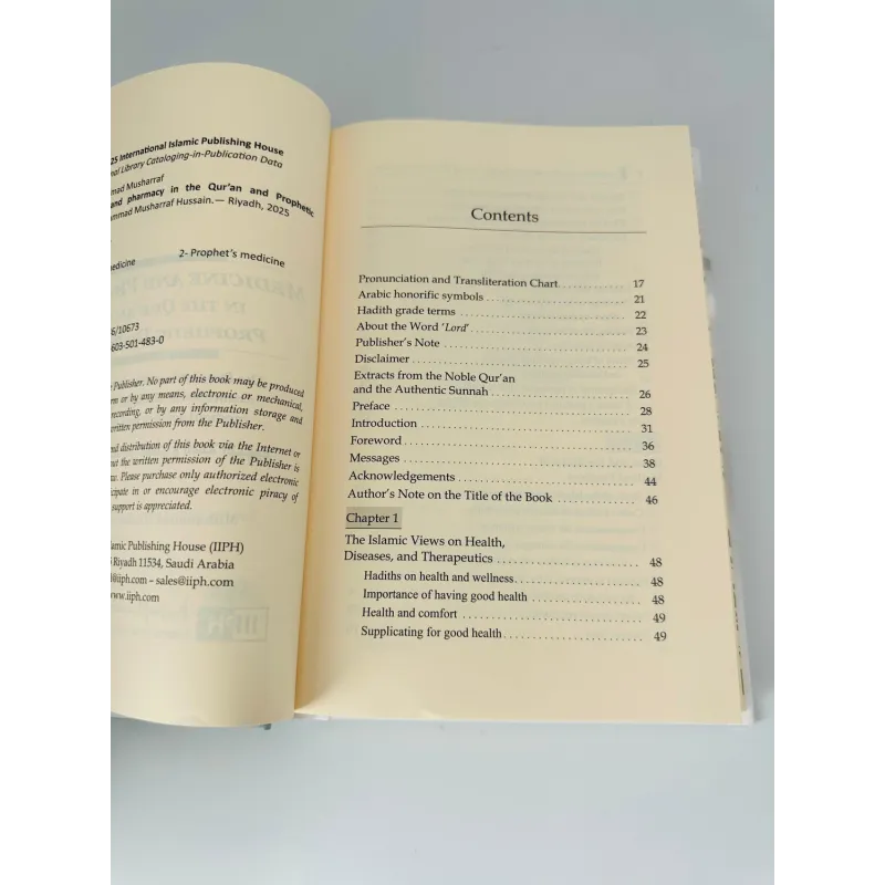 Open boek met inhoudsopgave over geneeskunde en apotheek in de Koran en Profetische Tradities