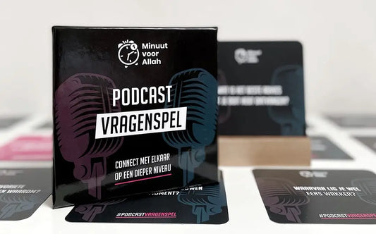 Zwart rechthoekig podcast speldoos met gestileerde microfoon en witte tekst podcast vragen spel voor minuut voor allah