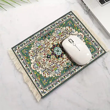 Muismat met perzisch tapijtdesign in groen en crème met franjeranden en intrigerende bloemen- en geometrische patronen