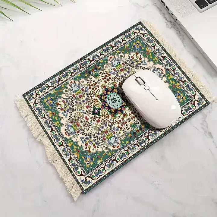 Muismat met perzisch tapijtdesign in groen en crème met franjeranden en intrigerende bloemen- en geometrische patronen
