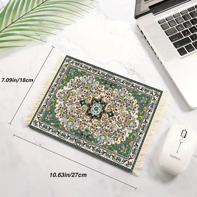Muismat met perzisch tapijtdesign met groen crèmekleurig bloemenpatroon en witte franjes in donkere rand