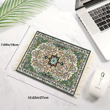 Muismat met perzisch tapijtdesign met groen crèmekleurig bloemenpatroon en witte franjes in donkere rand