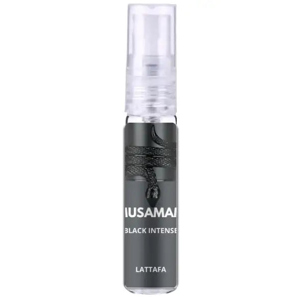 Een strak zwarte glazen parfumfles met transparante sprayknop en reliëfslang ontwerp musamai black intense edp van lattaf