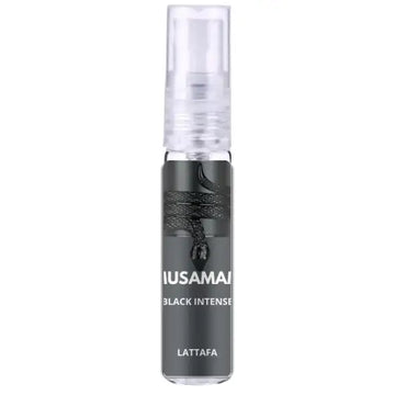Een strak zwarte glazen parfumfles met transparante sprayknop en reliëfslang ontwerp musamai black intense edp van lattaf