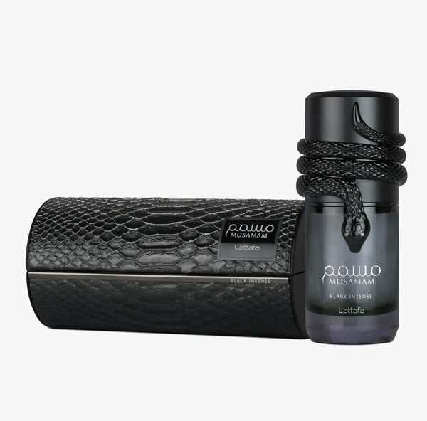 Musamam Black Intense edp parfumfles met zwart slangthema, getextureerd donker glas en zwart gevlochten koord