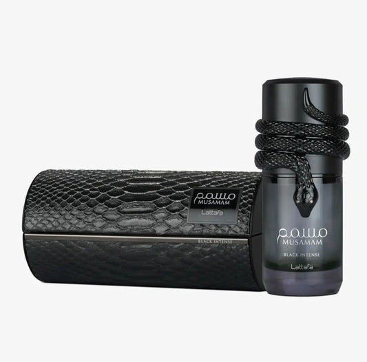 Musamam Black Intense edp parfumfles met zwart slangthema, getextureerd donker glas en zwart gevlochten koord