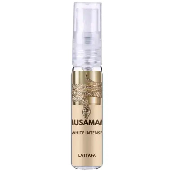 Een strak transparant sprayflesje met een goudkleurige dop en label van musamai white intense edp 100 ml