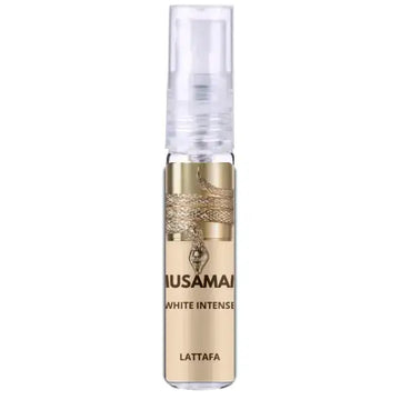 Een strak transparant sprayflesje met een goudkleurige dop en label van musamai white intense edp 100 ml