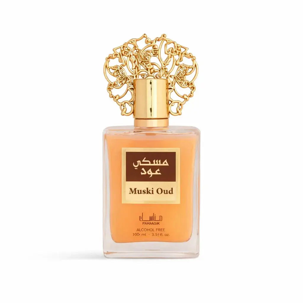 A rechthoekige glazen fles muski oud alcoholvrije parfum van pamaasik met een gouden decoratieve dop en amberkleurige vloeistof