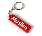 Rood rechthoekig sleutelhanger met wit muslim lettertype en zilveren metalen ring en ketting