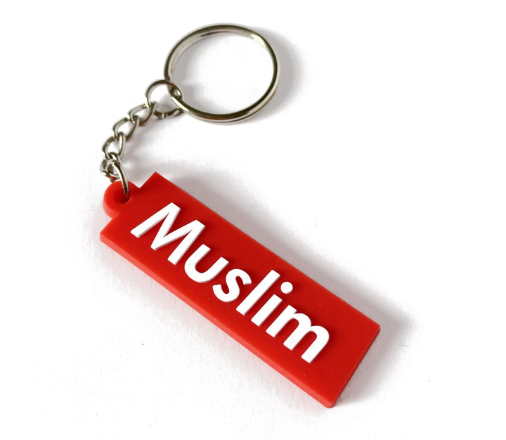 Rood rechthoekig sleutelhanger met wit muslim lettertype en zilveren metalen ring en ketting