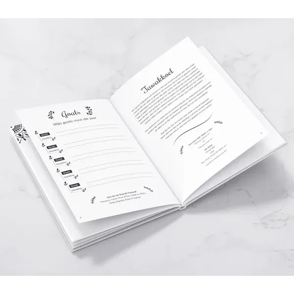 Witte doeljournal met zwarte bloemillustraties en My Deen Planner Beige