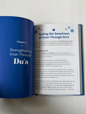 Lichte blauwe hardcover my dua companion open bij hoofdstuk 2 met witte tekst en sneeuwvlokillustraties