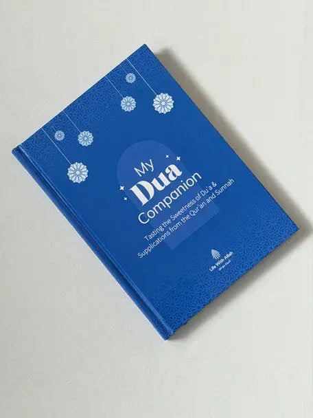 Blauw hardcover boek my dua companion met witte bloemmotieven en tekst op de voorkant