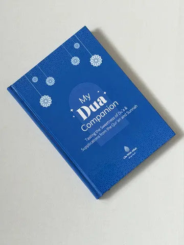 Blauw hardcover boek my dua companion met witte bloemmotieven en tekst op de voorkant