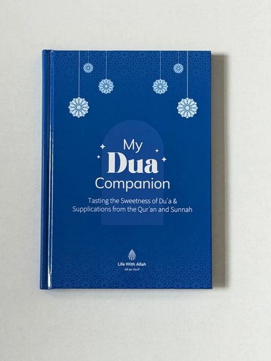 Blauw hardcover boek met witte bloemmotieven en subtiel reliëf getiteld my dua companion voor gebeden