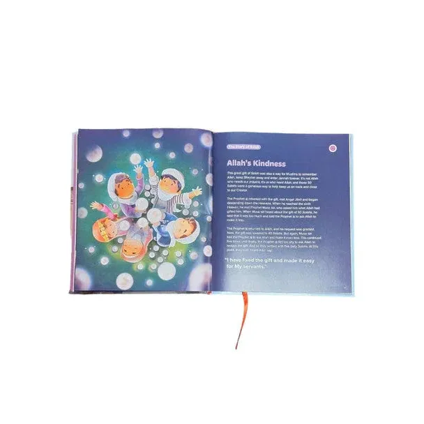 Open kinderboek my first salah book met kleurrijke astronautillustraties en tekst over allahs vriendelijkheid