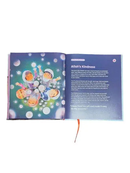 Open kinderboek my first salah book met kleurrijke astronautillustraties en tekst over allahs vriendelijkheid