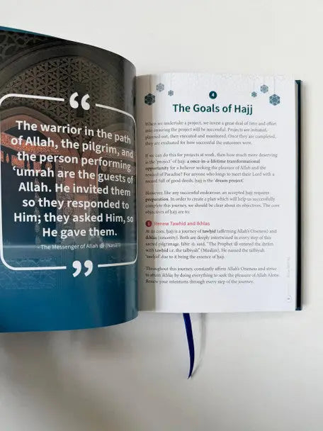 Open boek my hajj companion met blauwe en witte pagina’s en een citaat over de krijger op het pad van allah