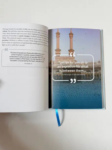 Open boek my umrah companion met foto van minaretten en blauw water met inspirerende witte tekst in kader