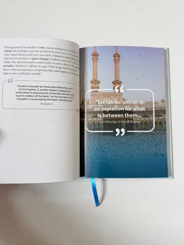 Open boek my umrah companion met foto van minaretten en blauw water met inspirerende witte tekst in kader