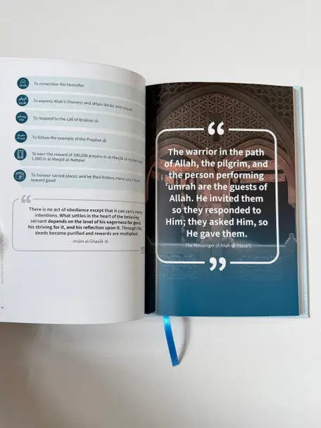 Open boek my umrah companion met islamitische pagina’s en citaat in witte tekst op blauw verloop achtergrond