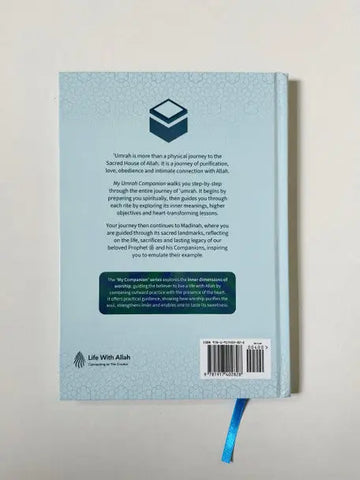 Lichtblauw boek my umrah companion met geometrisch patroon en bijpassende lint markeerder